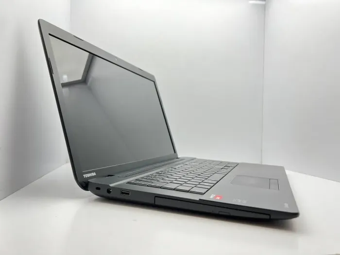 Ноутбук Toshiba Satellite C70D-B / 15.6" (1600x900) TN / AMD A4-6210 (4 ядра по 1.8 GHz) / 4 GB DDR3 / 1000 GB HDD / AMD Radeon R3 Graphics / WebCam / АКБ не тримає б/в - зображення 3