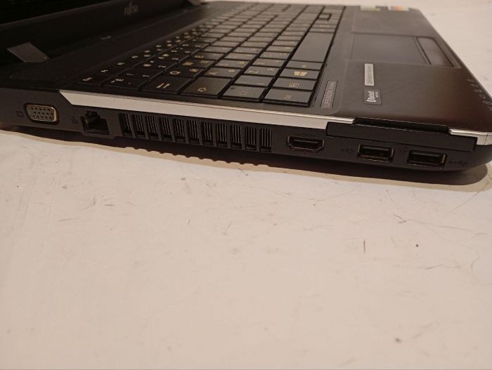 Ноутбук Fujitsu LifeBook AH512 / 15.6" (1366x768) TN / Intel Pentium B960 (2 ядра по 2.2 GHz) / 8 GB DDR3 / 120 GB SSD / Intel HD Graphics / WebCam / DVD-RW б/в - зображення 6