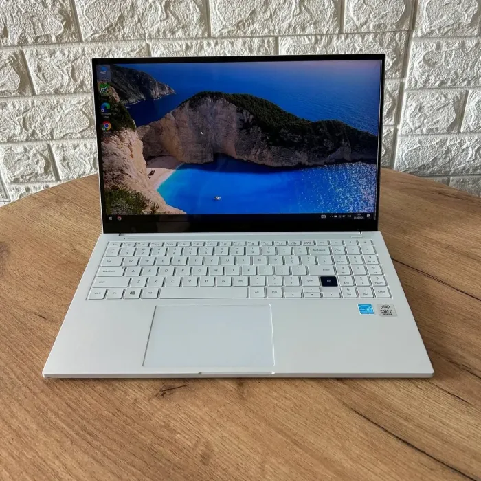 Ультрабук Б-клас Samsung Galaxy Book Ion White NP950XCJ-K02US / 15.6" (1920x1080) IPS / Intel Core i7-10510U (4 (8) ядра по 1.8 - 4.9 GHz) / 16 GB DDR4 / 256 GB SSD / Intel UHD Graphics / WebCam б/в - зображення 2