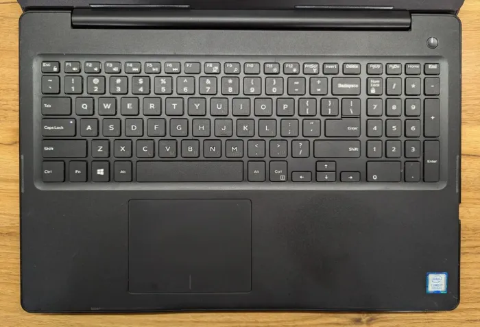 Ноутбук Б-клас Dell Latitude 3590 / 15.6" (1920x1080) IPS / Intel Core i7-8550U (4 (8) ядра по 1.8 - 4.0 GHz) / 16 GB DDR4 / 480 GB SSD / AMD Radeon 530, 2 GB GDDR5, 64-bit / WebCam / Windows 10 б/в - зображення 3