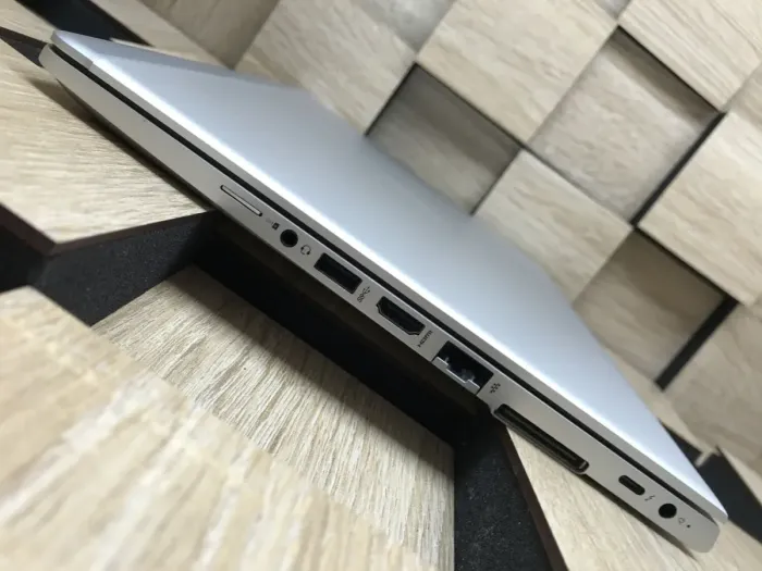 Ультрабук HP EliteBook 830 G5 / 13.3" (1920x1080) IPS / Intel Core i7-8650U (4 (8) ядра по 1.9 - 4.2 GHz) / 8 GB DDR4 / 256 GB SSD M.2 / Intel UHD Graphics 620 / WebCam / USB 3.1 / HDMI б/в - зображення 6