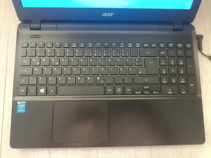 Ноутбук Б-клас Acer Aspire E5-571 / 15.6" (1366x768) TN / Intel Core i3-4030U (2 (4) по 1.9 GHz) / 4 GB DDR3 / 1000 GB HDD / Intel HD Graphics 4400 / WebCam б/в - зображення 3