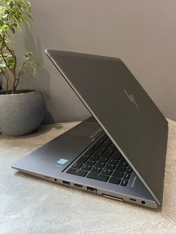 Мобільна робоча станція HP ZBook 15u G5 / 15.6" (1920x1080) TN / Intel Core i7-8550U (4 (8) ядра по 1.8 - 4.0 GHz) / 16 GB DDR4 / 256 GB SSD M.2 / AMD Radeon Pro WX 3100, 2 GB DDR5, 128-bit / WebCam / Win 10 б/в - зображення 4