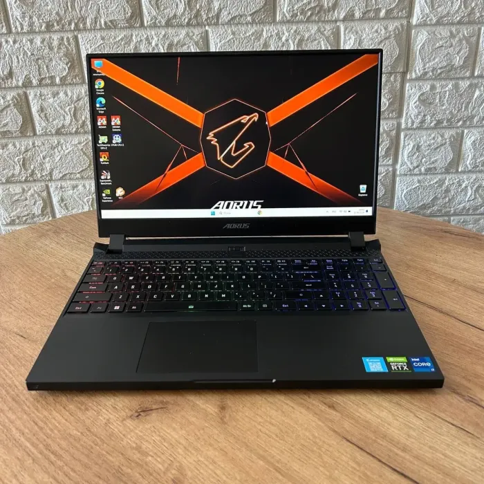 Ігровий ноутбук Gigabyte Aorus 5 SE4 / 15.6" (1920x1080) IPS / Intel Core i7-12700H (14 (20) ядер по 3.5 - 4.7 GHz) / 16 GB DDR4 / 512 GB SSD / nVidia GeForce RTX 3070, 8 GB GDDR6, 256-bit / WebCam б/в - зображення 2