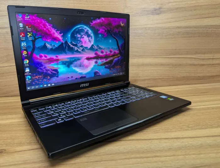 Мобільна робоча станція MSI WE 63 / 15.6" (1920x1080) IPS / Intel Core i7-8750H (6 (12) ядра по 2.2 - 4.1 GHz) / 32 GB DDR4 / 512 GB SSD / nVidia Quadro P2000, 4 GB GDDR5, 128-bit / WebCam / Windows 10 б/в - зображення 4