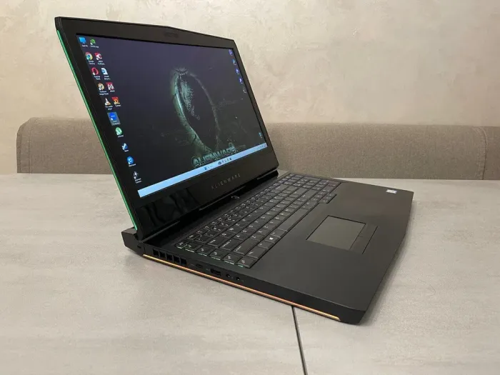 Ігровий ноутбук Dell Alienware 17 R4 / 17,3" (1920x1080) IPS / Intel Core i7-7700HQ (4 (8) ядра по 2,8 - 3,8 ГГц) / 16 ГБ DDR4 / 512 ГБ SSD + 1000 ГБ HDD / nVidia GeForce GTX 1070, 8 ГБ GDDR5, 256-біт / WebCam б/в - зображення 5