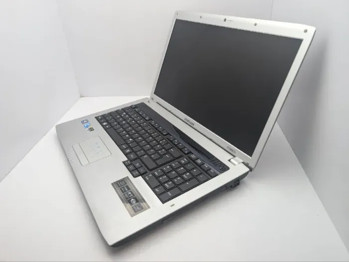 Ноутбук Samsung E372 / 17.3" (1600x900) TN / Intel Core i3-370M (2 (4) ядра по 2.4 GHz) / 6 GB DDR3 / 500 GB HDD / nVidia GeForce 310M, 512 MB GDDR3, 64-bit / WebCam / DVD-ROM б/в - зображення 7