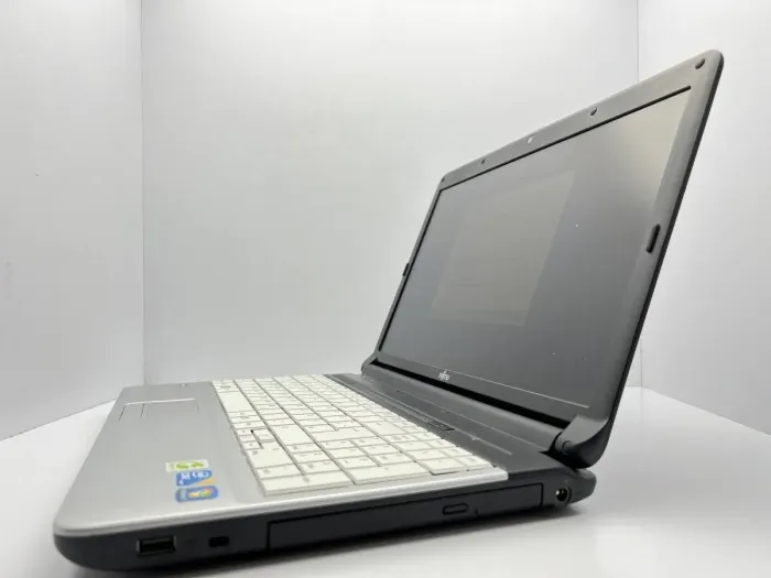 Ноутбук Б-клас Fujitsu LifeBook A530 / 15.6" (1366x768) TN / Intel Core i5-450M (2 (4) ядра по 2.4 - 2.66 GHz) / 4 GB DDR3 / 240 GB SSD / Intel HD Graphics / WebCam б/в - зображення 4