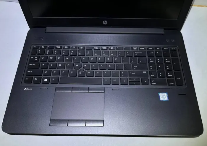 Ноутбук HP ZBook 15 G3 / 15.6" (1920x1080) TN / Intel Core i7-6820HQ (4 (8) ядра по 2.7 - 3.6 GHz) / 16 GB DDR4 / 256 GB SSD / Intel HD Graphics 530 / Windows 10 Pro б/в - зображення 3