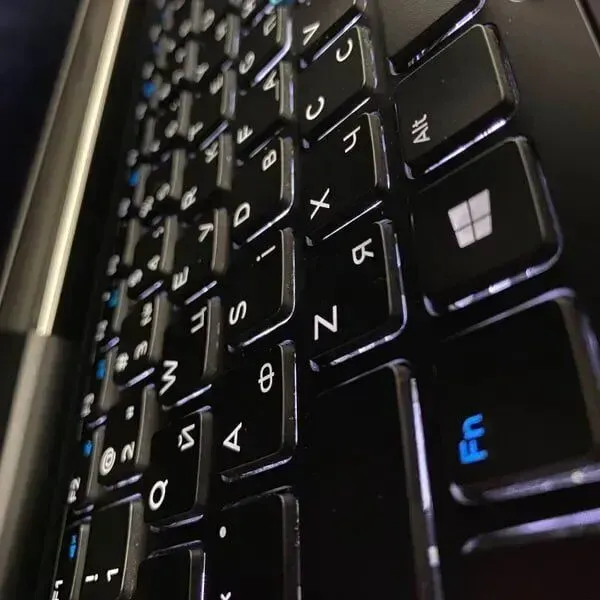 Ноутбук Б-клас Dell Precision 7720 / 17.3" (1920x1080) IPS / Intel Core i7-7820HQ (4 (8) ядра по 2.9 - 3.9 GHz) / 16 GB DDR4 / 512 GB SSD / Intel HD Graphics 630 / TouchID б/в - зображення 6