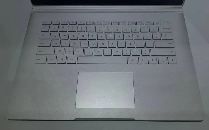 Ігровий ультрабук-трансформер Б-клас Microsoft Surface Book 2 / 15.0" (3240x2160) IPS Touch / Intel Core i7-8650U (4 (8) ядра по 1.9 - 4.2 GHz) / 16 GB DDR4 / 256 GB SSD / nVidia GeForce GTX 1060, 6 GB GDDR5, 192-bit / WebCam / Win 11 б/в - зображення 6