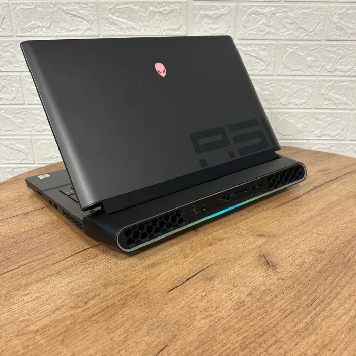 Ігровий ноутбук Dell Alienware Area 51M R2 / 17.3" (1920x1080) IPS / Intel Core i7-10700 (8 (16) ядер по 2.9 - 4.8 GHz) / 16 GB DDR4 / 512 GB SSD / AMD Radeon RX 5700M, 8 GB GDDR6, 256-bit / WebCam б/в - зображення 6