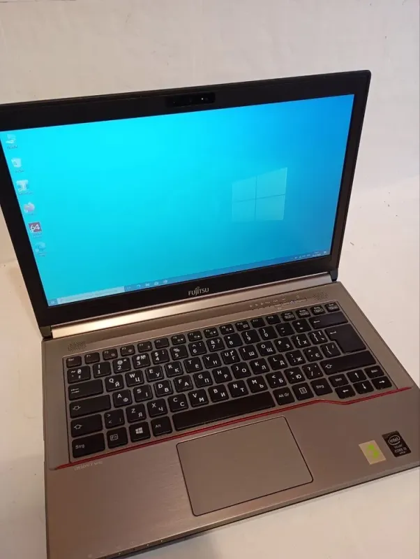 Ноутбук Б-клас Fujitsu LifeBook E744 / 14" (1600x900) TN / Intel Core i5-4310M (2 (4) ядра по 2.7 - 3.4 GHz) / 8 GB DDR3 / 500 GB HDD / Intel HD Graphics 4600 / DVD-RW / WebCam б/в - зображення 2