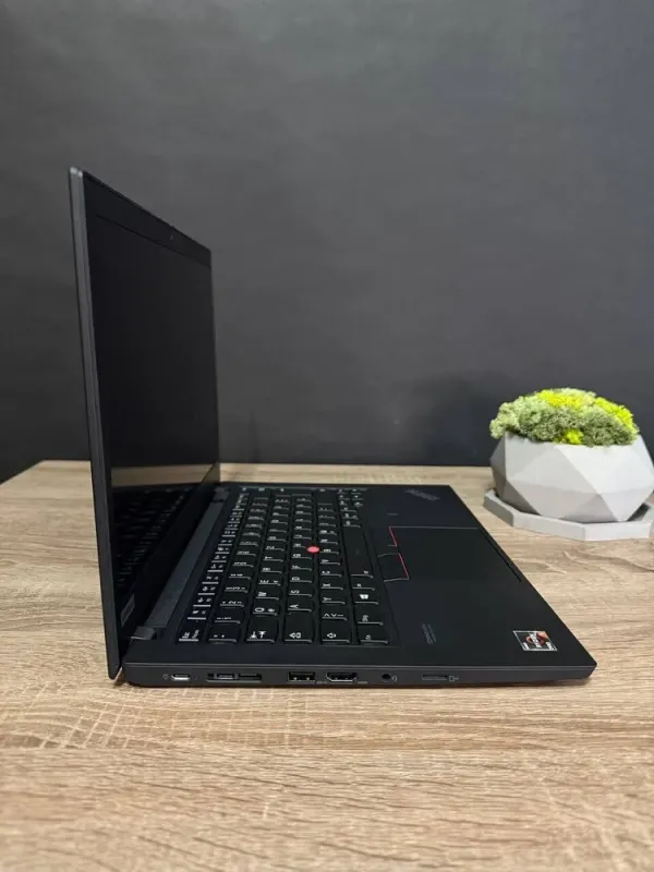 Ультрабук Lenovo ThinkPad T14 / 14" (1920x1080) TN / AMD Ryzen 5 PRO 4650U (6 (12) ядер по 2.1 - 4.0 GHz) / 16 GB DDR4 / 256 GB SSD / AMD Radeon Vega Graphics / WebCam / Windows Lic б/в - зображення 4