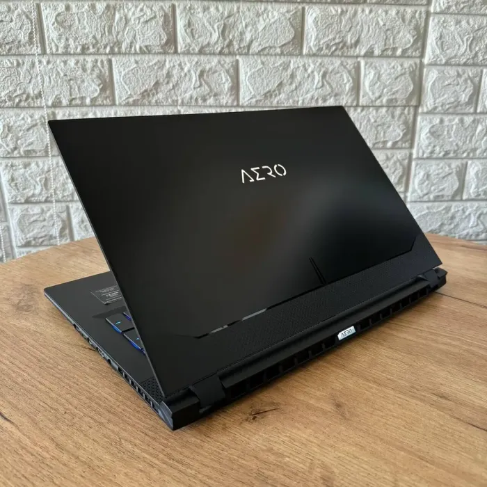 Ігровий ноутбук Б-клас Gigabyte Aero 17 HDR XD / 17.3" (3840x2160) IPS / Intel Core i7-11800H (8 (16) ядер по 2.3 - 4.6 GHz) / 16 GB DDR4 / 1000 GB SSD / nVidia GeForce RTX 3070, 8 GB GDDR6, 256-bit / WebCam б/в - зображення 6