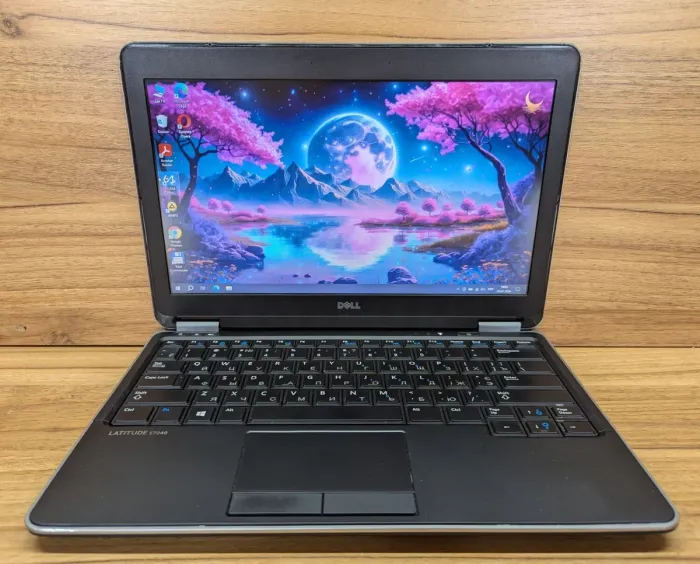 Нетбук Б-клас Dell Latitude E7240 / 12.5" (1366x768) TN / Intel Core i5-4300U (2 (4) ядра по 1.9 - 2.9 GHz) / 4 GB DDR3 / 128 GB SSD / Intel HD Graphics 4400 / WebCam / Windows 10 б/в - зображення 2