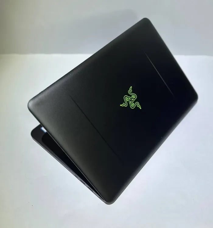 Ігровий ноутбук Razer Blade 14 RZ09-0195 / 14" (1920x1080) IPS / Intel Core i7-7700HQ (4 (8) ядра по 2.8 - 3.8 GHz) / 16 GB DDR4 / 512 GB SSD NVMe / nVidia GeForce GTX 1060, 6 GB GDDR5, 192-bit / WebCam / Win 11 б/в - зображення 3