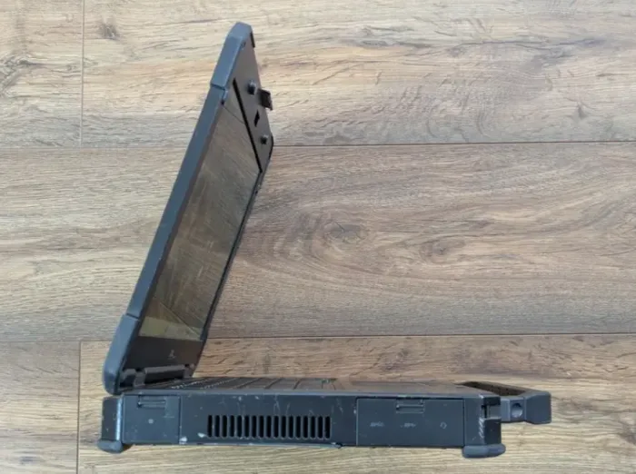 Захищений ноутбук Б-клас Dell Latitude 5424 Rugged / 14" (1920x1080) IPS / Intel Core i5-8350U (4 (8) ядра по 1.7 - 3.6 GHz) / 8 GB DDR4 / 256 GB SSD / Intel UHD Graphics 620 / WebCam / Windows 11 б/в - зображення 4
