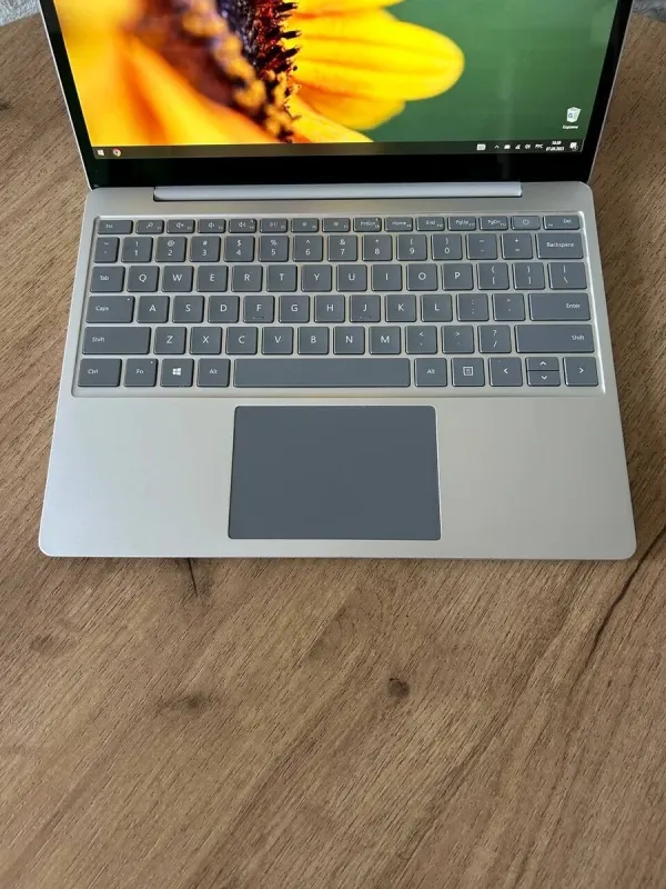 Нетбук Microsoft Surface Laptop Go / 12.4" (1536x1024) IPS Touch / Intel Core i5-1035G1 (4 (8) ядра по 1-3.6 GHz) / 8 GB DDR4 / 128 GB SSD M.2 / Intel UHD Graphics / WebCam б/в - зображення 3