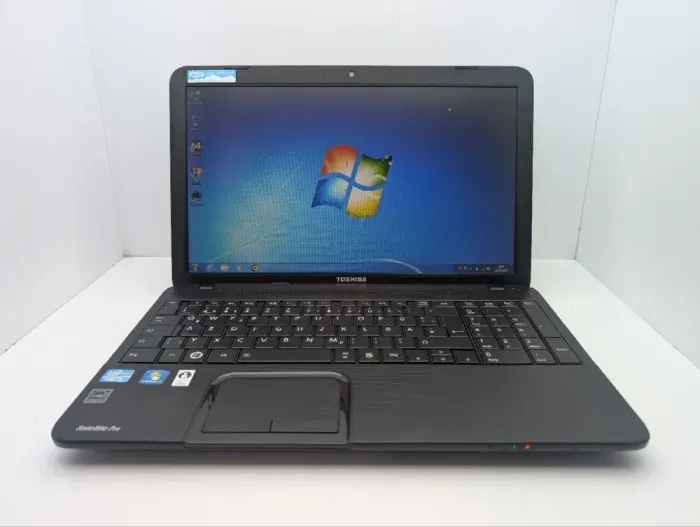 Ноутбук Toshiba Satellite C870 / 17.3" (1600x900) TN / Intel Core i3-2350M (2 (4) ядра по 2.3 GHz) / 6 GB DDR3 / 1000 GB HDD / Intel HD Graphics 3000 / WebCam б/в - зображення 2