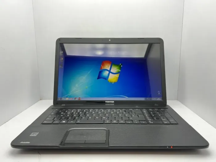 Ноутбук Toshiba Satellite C870 / 17.3" (1600x900) TN / Intel Pentium B960 (2 ядра по 2.2 GHz) / 4 GB DDR3 / 250 GB HDD / Intel HD Graphics / WebCam б/в - зображення 2