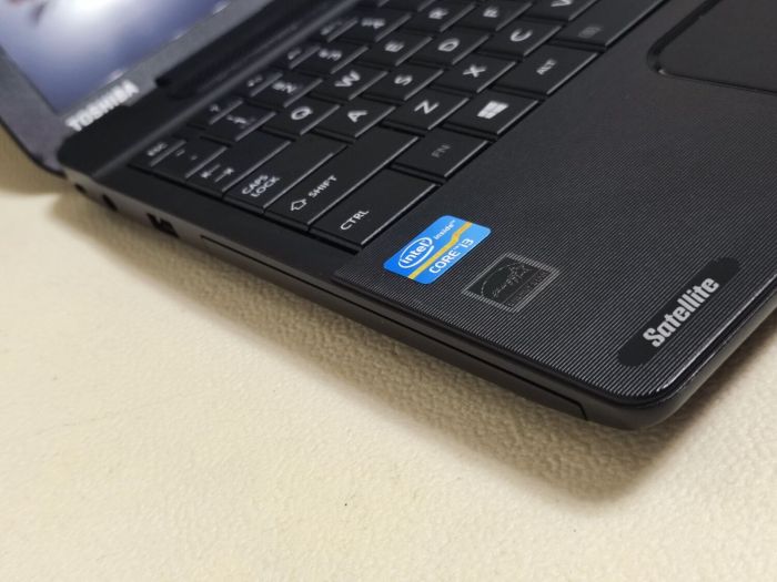 Ноутбук Toshiba Satellite C55 / 15.6" (1366x768) TN / Intel Core i3-3110M (2 (4) ядра по 2.4 GHz) / 8 GB DDR3 / 128 GB SSD / Intel HD Graphics 4000 / WebCam / DVD-ROM б/в - зображення 3