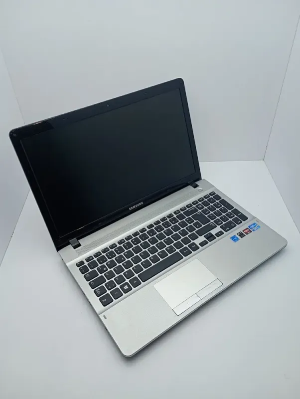 Ноутбук Samsung 300E / 15.6" (1366x768) TN / Intel Core i3-3120M (2 (4) ядра по 2.5 GHz) / 6 GB DDR3 / 500 GB HDD / Intel HD Graphics 4000 / WebCam б/в - зображення 3