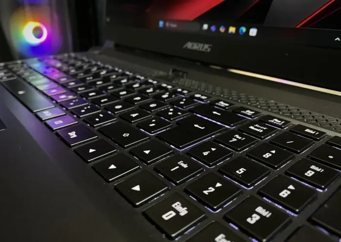 Ігровий ноутбук Gigabyte Aorus 5 / 15.6" (1920x1080) IPS / Intel Core i7-12800H (14 (20) ядер по 3.7 - 4.8 GHz) / 32 GB DDR4 / 1000 GB SSD / nVidia GeForce RTX 3070, 8 GB GDDR6, 256-bit / WebCam б/в - зображення 5