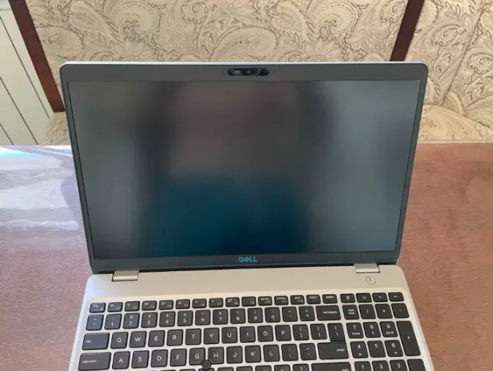 Ультрабук Dell Latitude 5510 / 15.6" (1920x1080) IPS / Intel Core i7-10810U (6 (12) ядер по 1.1 - 4.9 GHz) / 16 GB DDR4 / 256 GB SSD / Intel UHD Graphics for 10th Generation / WebCam б/в - зображення 5