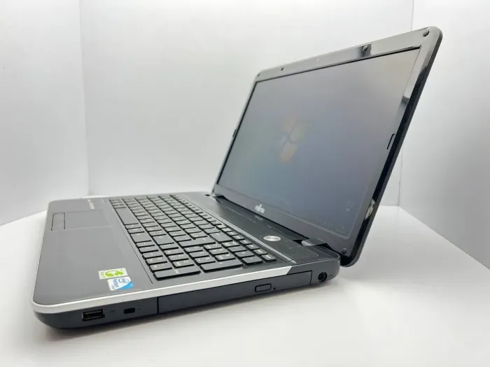 Ноутбук Fujitsu LifeBook AH531 / 15.6" (1366x768) TN / Intel Pentium B960 (2 ядра по 2.2 GHz) / 4 GB DDR3 / 320 GB HDD / Intel HD Graphics 2nd Generation / WebCam б/в - зображення 4