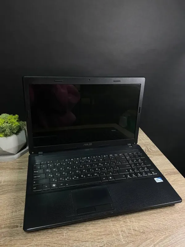 Ноутбук Б-клас Asus X54C / 15.6" (1366x768) TN / Intel Core i3-2330M (2 (4) ядра по 2.2 GHz) / 8 GB DDR3 / 128 GB SSD / Intel HD Graphics 3000 / WebCam / АКБ не тримає б/в - зображення 2