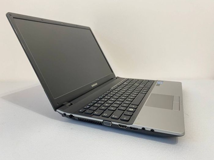 Ноутбук Б-клас Samsung NP300E5A / 15.6" (1366x768) TN / Intel Core i5-2430M (2 (4) ядра по 2.4 - 3.0 GHz) / 8 GB DDR3 / 240 GB SSD / nVidia GeForce GT 520MX, 1 GB GDDR3, 64-bit / WebCam / DVD-ROM б/в - зображення 6