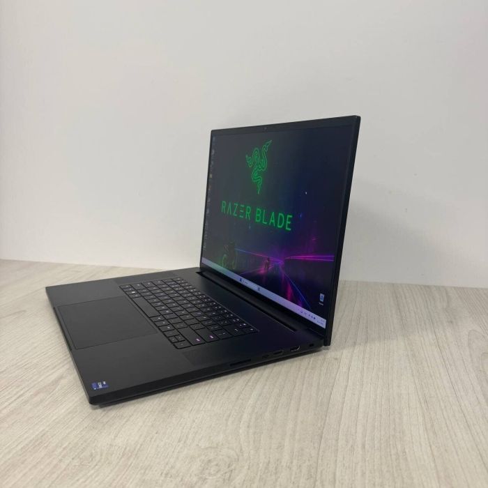 Ігровий ноутбук Б-класу Razer Blade 18 RZ09-0484 / 18" (2560x1600) IPS / Intel Core i9-13950HX (24 (32) ядра по 2,2 - 5,5 ГГц) / 32 ГБ DDR5 / 1000 ГБ SSD NVMe / nVidia GeForce RTX 4090, 16 ГБ GDDR6, 256-біт / Веб-камера б/в - зображення 5