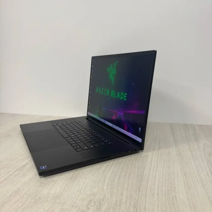 Ігровий ноутбук Б-класу Razer Blade 18 RZ09-0484 / 18" (2560x1600) IPS / Intel Core i9-13950HX (24 (32) ядра по 2,2 - 5,5 ГГц) / 32 ГБ DDR5 / 1000 ГБ SSD NVMe / nVidia GeForce RTX 4090, 16 ГБ GDDR6, 256-біт / Веб-камера б/в - зображення 5