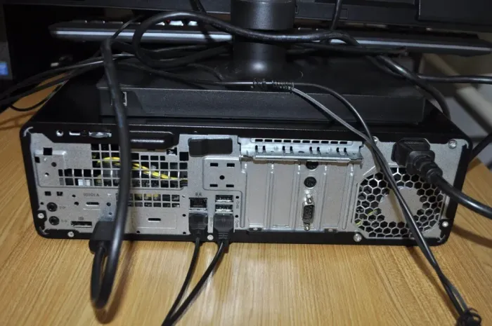 Комплект ПК: HP EliteDesk 800 G3 SFF / Intel Core i5-6500 (4 ядра по 3.2 - 3.6 GHz) / 8 GB DDR4 / 240 GB SSD + 250 GB HDD / Intel HD Graphics 530 + Монітор Б-клас EIZO FlexScan EV2436W / 24" (1920x1080) IPS + Клавіатура, мишка, кабелі / Windows 11 Pro б/в - зображення 6