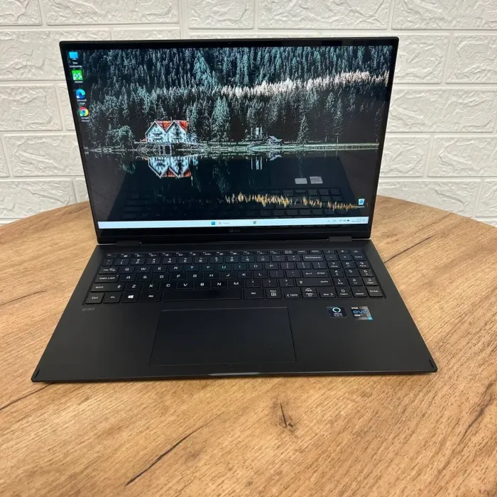 Ультрабук-трансформер Б-клас LG Gram 16T90P / 16" (2560x1600) IPS Touch / Intel Core i7-1165G7 (4 (8) ядра по 4.7 GHz) / 16 GB DDR4 / 1000 GB SSD NVMe / Intel Iris X Graphics / WebCam б/в - зображення 2