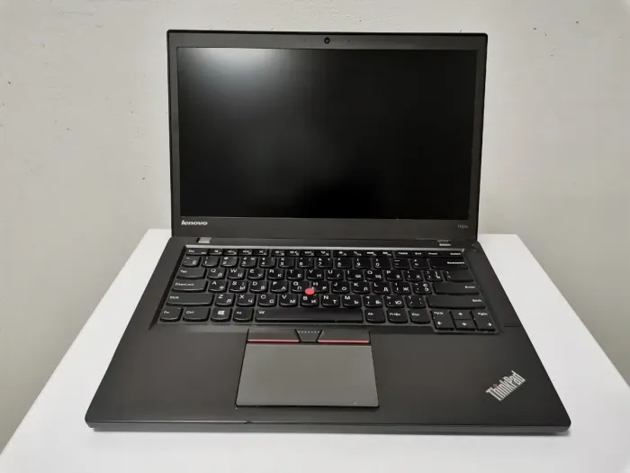 Ноутбук Б-клас Lenovo ThinkPad T450s / 14" (1600x900) TN / Intel Core i7-5600U (2 (4) ядра по 2.6 - 3.2 GHz) / 12 GB DDR3 / 250 GB SSD / Intel HD Graphics 5500 / WebCam / VGA / Windows 10 Pro / Дві АКБ (одна посилена) б/в - зображення 2
