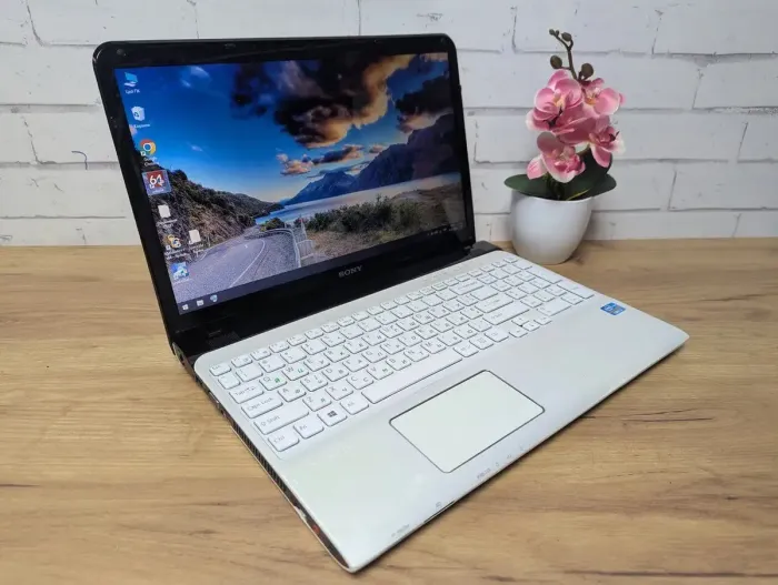 Ноутбук Б-клас Sony SVE151J11M / 15.6" (1366x768) TN / Intel Core i3-3110M (2 (4) ядра по 2.4 GHz) / 8 GB DDR3 / 128 GB SSD / Intel HD Graphics 4000 / WebCam / DVD-ROM б/в - зображення 5