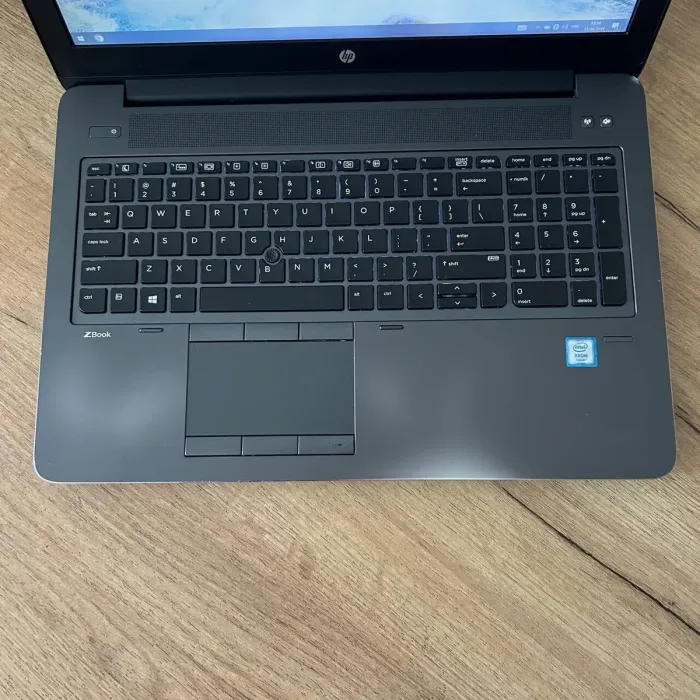 Мобільна робоча станція Б-клас HP Zbook 15 G3 / 15.6" (1920x1080) TN / Intel Xeon E3-1505M v5 (4 (8) ядра по 2.8 - 3.7 GHz) / 16 GB DDR4 / 256 GB SSD / nVidia Quadro M1000M, 2 GB GDDR5, 128-bit / WebCam б/в - зображення 7