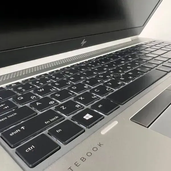 Ультрабук Б-клас HP EliteBook 850 G5 / 15.6" (1920x1080) IPS / Intel Core i7-8650U (4 (8) ядра по 1.9 - 4.2 GHz) / 16 GB DDR4 / 256 GB SSD / Intel UHD Graphics 620 / WebCam / TouchID б/в - зображення 6