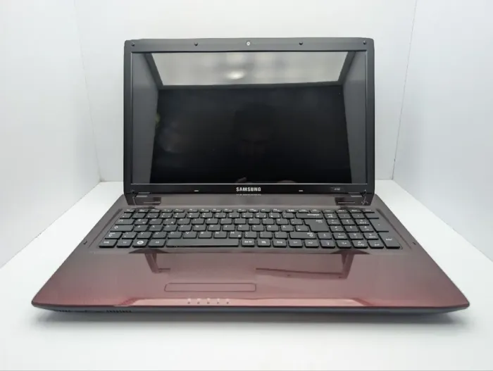 Ноутбук Samsung R780 / 17.3" (1600x900) TN / Intel Core i3-350M (2 (4) ядра по 2.2 GHz) / 6 GB DDR3 / 500 GB HDD / nVidia GeForce GT 330M, 1 GB GDDR3, 128-bit / WebCam / DVD-ROM б/в - зображення 3