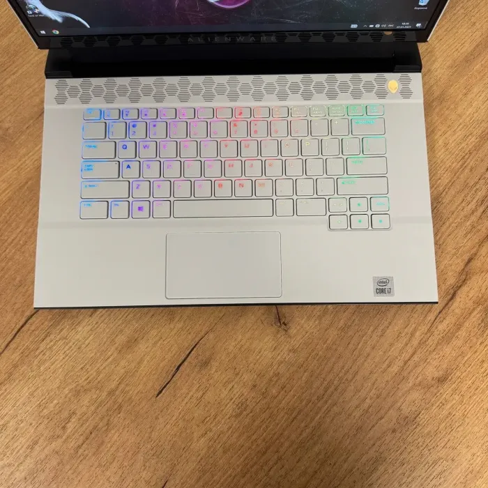 Ігровий ноутбук Dell Alienware m15 R4 White / 15.6" (1920x1080) IPS / Intel Core i7-10870H (8 (16) ядер по 2.2 - 5.0 GHz) / 32 GB DDR4 / 512 GB SSD / nVidia GeForce RTX 3070, 8 GB GDDR6, 256-bit / WebCam б/в - зображення 7