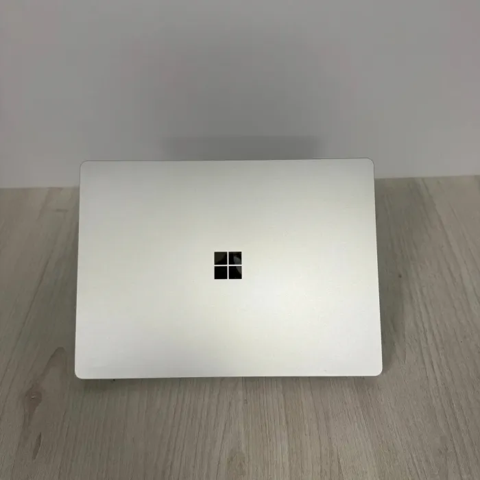 Ультрабук Microsoft Surface Laptop 3 / 13.5" (2256x1504) IPS Touch / Intel Core i5-1035G7 (4 (8) ядра по 1.2 - 3.7 GHz) / 8 GB DDR4 / 256 GB SSD NVMe / Intel Iris Plus Graphics / WebCam б/в - зображення 3
