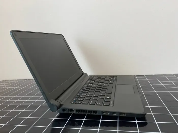 Ультрабук Б-клас Dell Latitude 3340 / 13.3" (1366x768) TN / Intel Core i5-4210U (2 (4) ядра по 1.7 - 2.7 GHz) / 8 GB DDR3 / 256 GB SSD / Intel HD Graphics 4400 / WebCam / HDMI / miniDP б/в - зображення 5