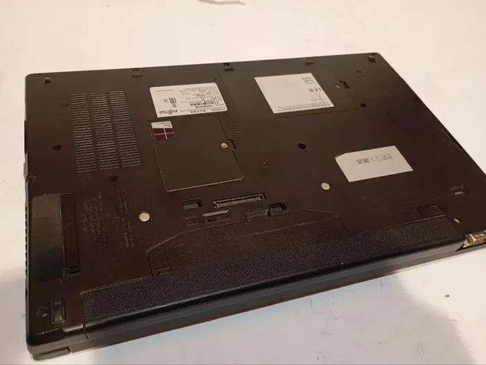 Ноутбук Б-клас Fujitsu LifeBook E554 / 15.6" (1920x1080) IPS / Intel Core i5-4210M (2 (4) ядра по 2.6 - 3.2 GHz) / 8 GB DDR3 / 160 GB SSD / Intel HD Graphics 4600 / WebCam / DVD-RW б/в - зображення 6