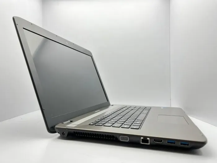 Ноутбук Medion Akoya E7227 / 17.3" (1600x900) TN / Intel Core i3-4100M (2 (4) ядра по 2.5 GHz) / 4 GB DDR3 / 500 GB HDD / Intel HD Graphics 4600 / WebCam / HDMI б/в - зображення 3