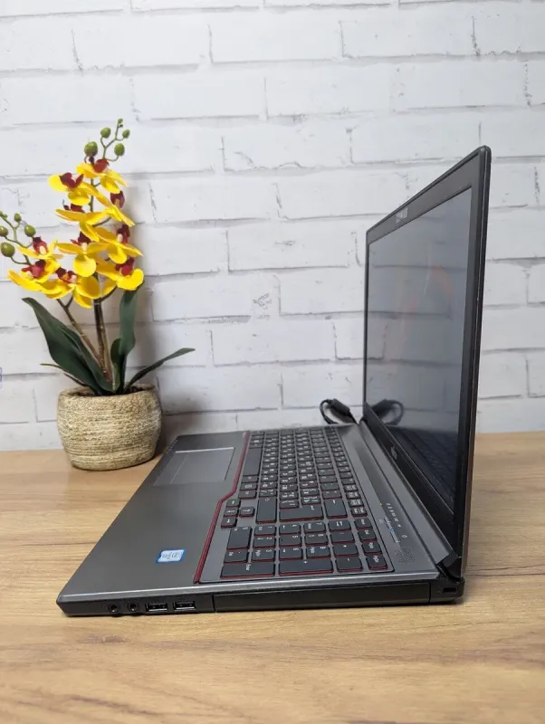 Ноутбук Б-клас Fujitsu LifeBook E756 / 15.6'' (1366x768) TN / Intel Core i5-6300U (2 (4) ядра по 2.4 - 3.0 GHz) / 8 GB DDR4 / 128 GB SSD / Intel HD Graphics 520 / WebCam / Без АКБ б/в - зображення 6