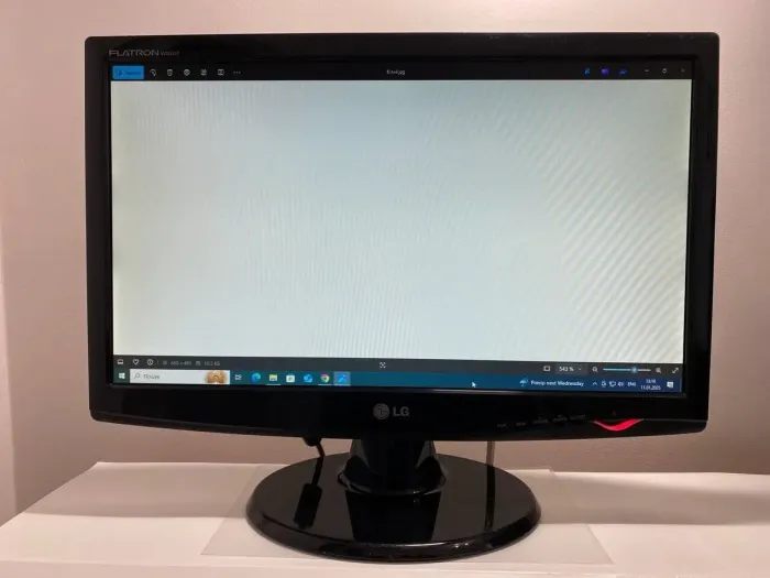 Монітор LG Flatron W2043T-PF / 20" (1600x900) TN / VGA, DVI / VESA 100x100 б/в - зображення 3