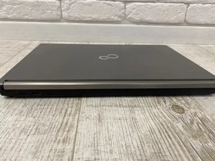 Ультрабук Fujitsu LifeBook E756 / 15.6" (1920x1080) IPS / Intel Core i5-6200U (2 (4) ядра по 2.3 - 2.8 GHz) / 8 GB DDR4 / 256 GB SSD / Intel HD Graphics 520 / WebCam / Win 10 Pro б/в - зображення 5