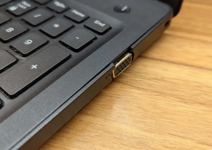 Ноутбук Б-клас Dell Latitude 3590 / 15.6" (1920x1080) IPS / Intel Core i5-8250U (4 (8) ядра по 1.6 - 3.4 GHz) / 16 GB DDR4 / 480 GB SSD / Intel UHD Graphics 620 / WebCam / Windows 10 б/в - зображення 3